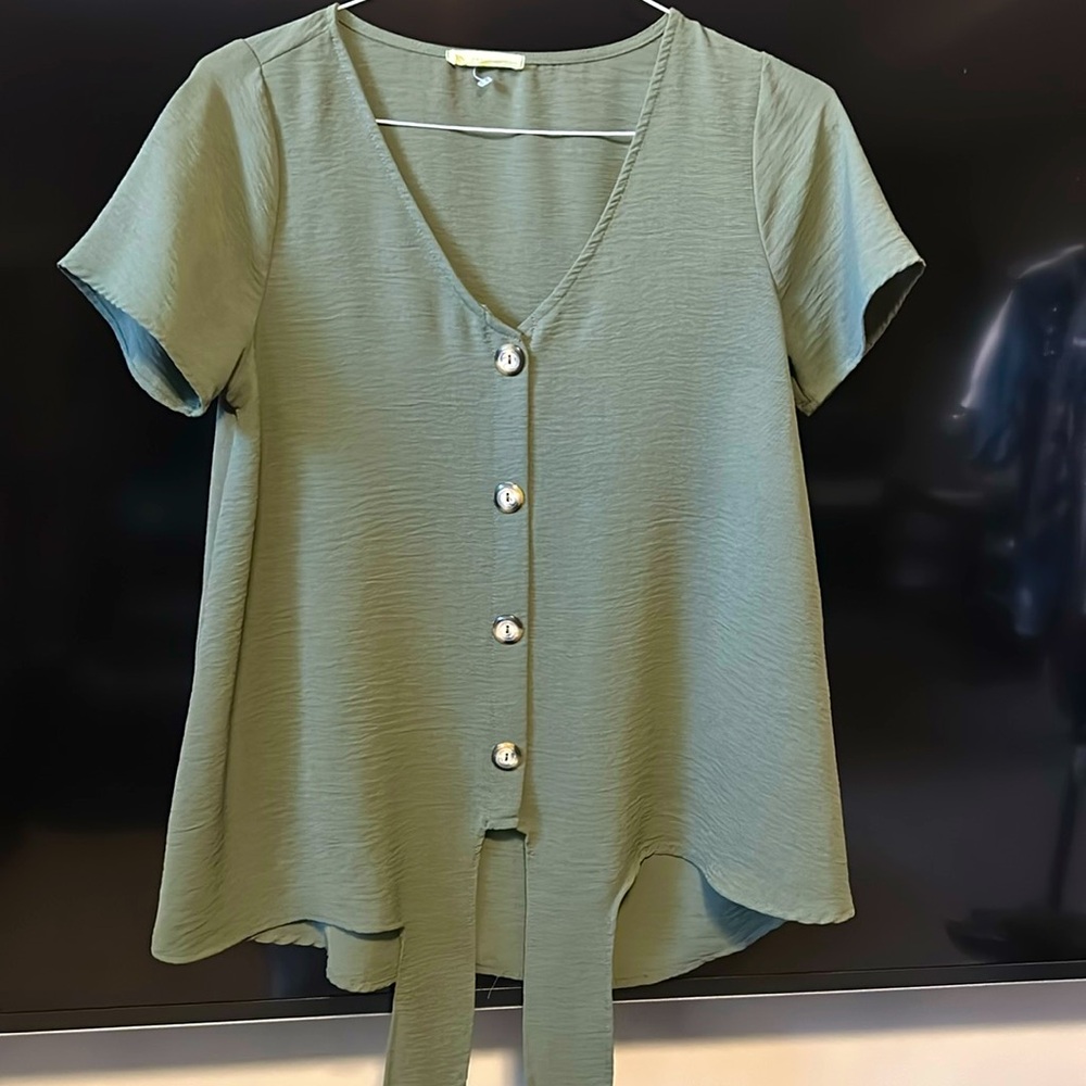 Excellent pre-used condition. Size small, camo green. Pet and smoke free home.